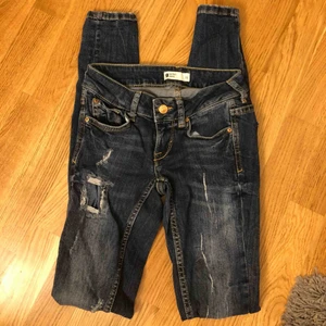  - Fina slitna jeans från Ginatricot i storlek 32. Köparen står för fraktkostnaden. Har du fler frågor så skriv privat!💗💗