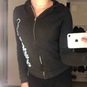  - En super fin adidas tränings tröjan som jag säljer pågrund av att de den är för liten för mig   PS Snörena till tröjan är borta