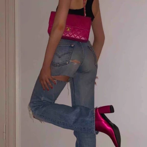  - Slitna vintage Levis 501 jeans med hål i rumpa (som på bild) och knä! Välanvända men väldigt snygga! Frakt på 45kr tillkommer och pris går såklart att diskuteras! :)