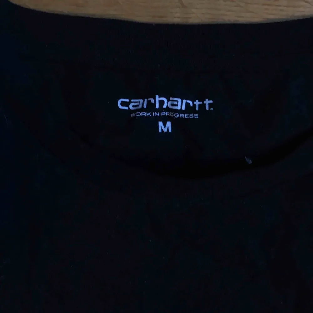 Carharrt longsleeve, knappt använd! Fint litet tryck på vänster bröst! Storlek M. T-shirts.