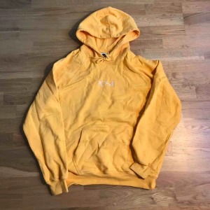 - Gul hoodie från polar skate! Använd väldigt fåtal gånger! I mycket bra skick!