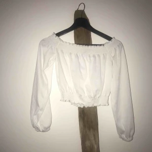  - Croppad vit bondblus från H&M ☁️ Så fin ! 