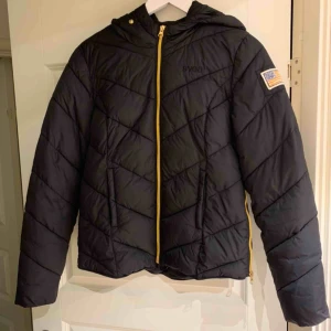  - Vinterjacka i mycket bra skick! Från märket SVEA, finns tillhörande päls till luvan som går att ta av och sätta på. Endast använd 1 vinter. Nypris är 1800kr. För mer info och bilder skriv meddelande. Frakt står du för💜