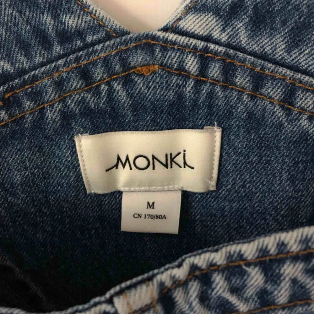 Denim-hängsleshorts från Monki.  Aldrig använda. . Jeans & Byxor.