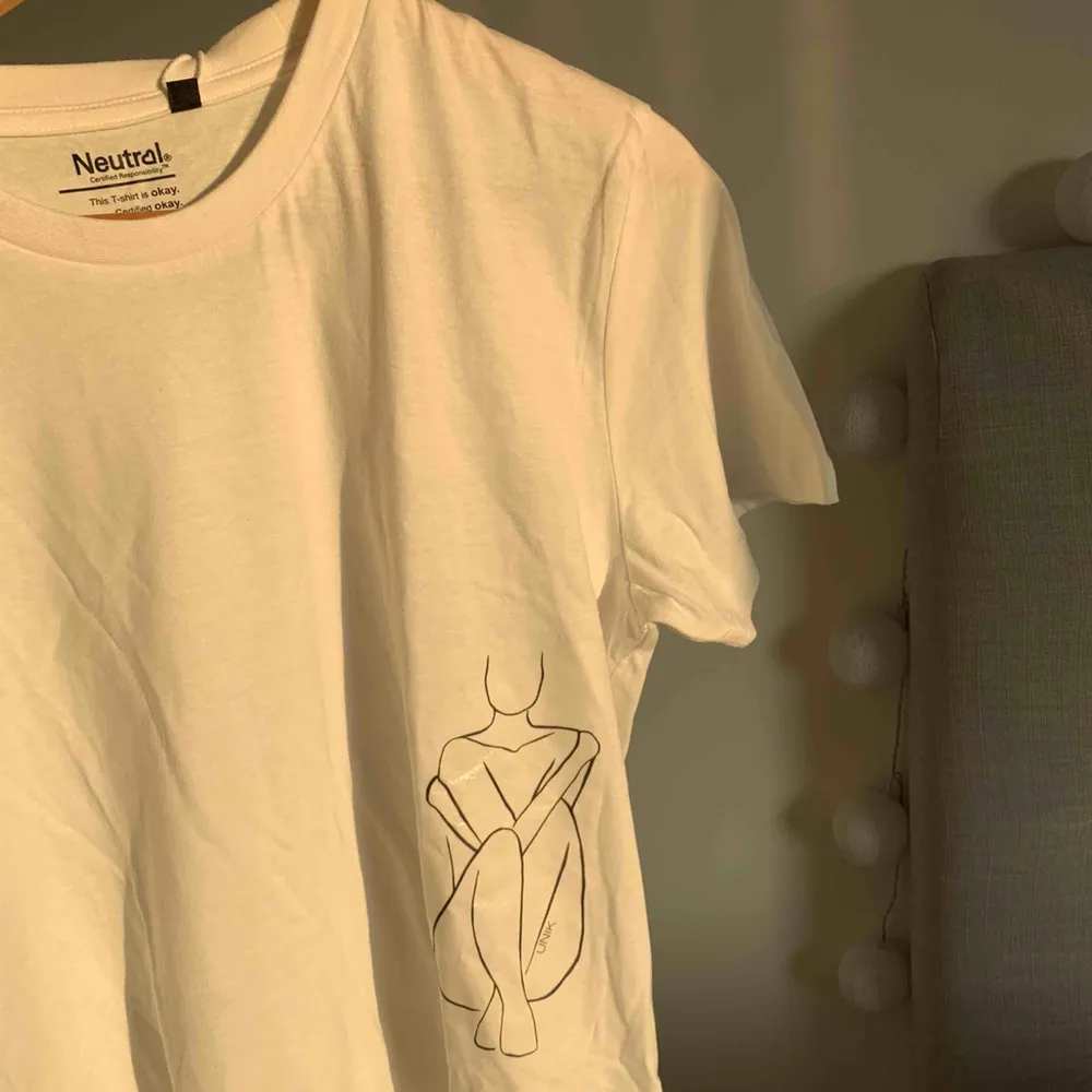 Helt ny t-shirt ur vår kollektion ÄKTA    Vi är ett UF företag från polhemskolan. Vår vision är att kunna erbjuda kunderna enkla tröjor med tryck. Vi erbjuder även kunderna att själva få va med av tillverkningsprocessen. . T-shirts.