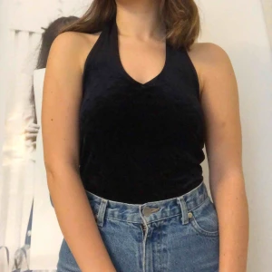  - Vintage halter top i sammet från 90-talet 🖤 Aldrig använd av mig, superbra skick! 