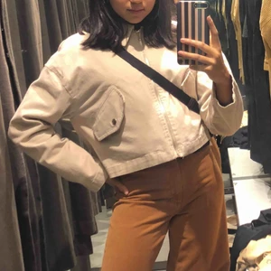  - Säljer denna snygga beiga jeansjackan från zara💕 skitsnygg och sparsamt använd!🦋 