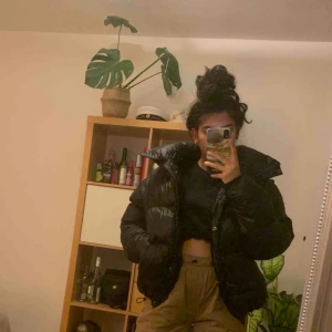  - Stor och varm puffer jacket från BikBok. Ny pris: 799kr