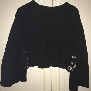  - Svart stickad tröja med silverringar nedtill.⚙️🤍 bra skick, superskönt!!!!