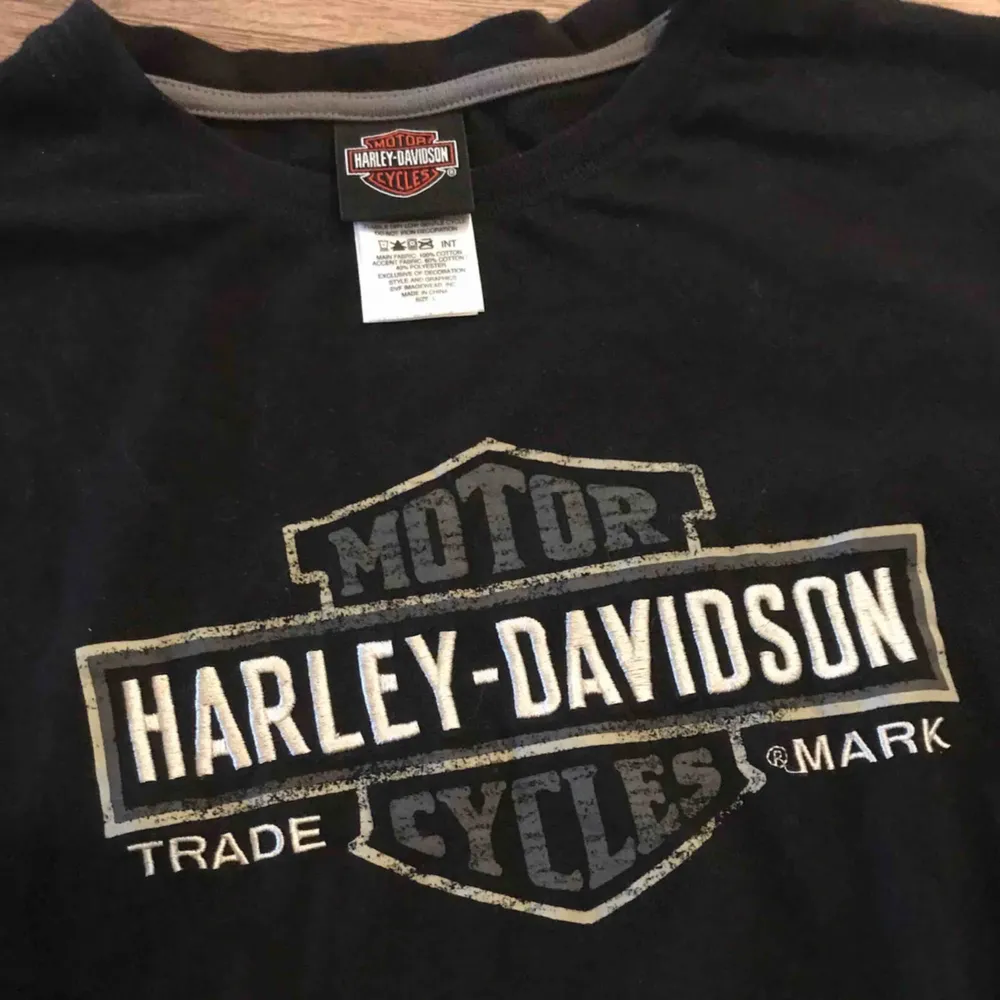 Sjukaste Harley tröjan med långärmat inbyggt i en kortärmad tröja. Broderat märke o tryck lite här o var. Köpt vintage i London. Hoodies.