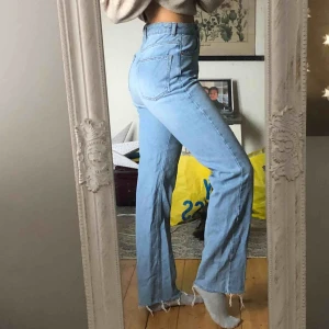  - Säljer dessa helt nya byxor från NAKD. De är lite slitna i stilen och as läckra. De är nytvättade, därav skrynkliga ben. Strl är 34 men sitter som 36 (s), så säljer dem då de är för stora för mig. 363kr inkl frakt för dem.