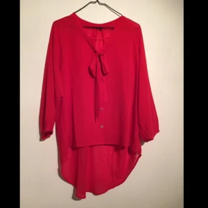 Blus från Lager 157 saknar ena lappen men annars i mkt fint skick - Blus från Lager 157 saknar ena lappen men annars i mkt fint skick