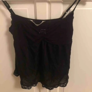  - Jättefint spets linne från odd molly, använt ca 3 gånger och säljes pga tyvärr för litet. Köptes för 700. Möts i stockholm/järfälla annars tillkommer frakt