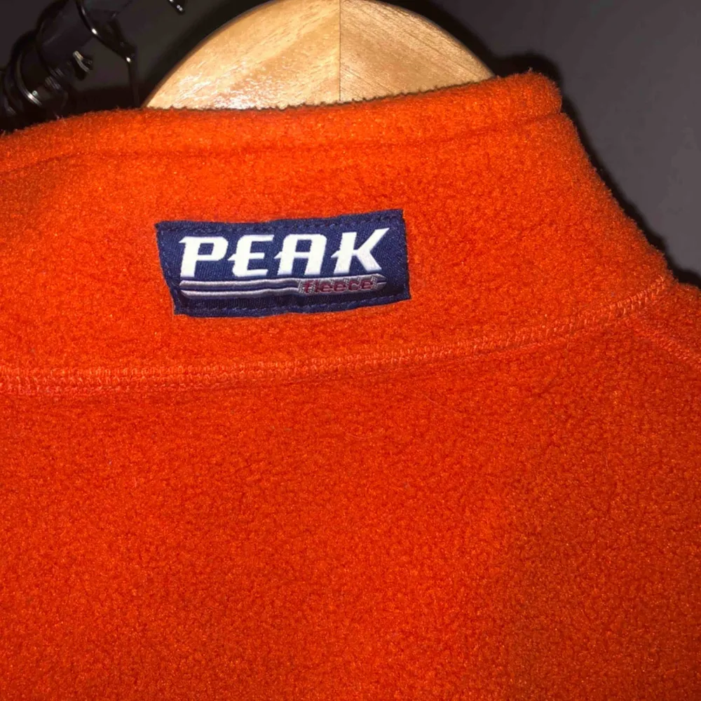 Orange half zip Fleece från peak performance! Nyskick, inköpt vintage. Står S men är mer åt XS i storleken, beror på hur man vill att den ska sitta. Porto tillkommer, 63kr!:). Hoodies.