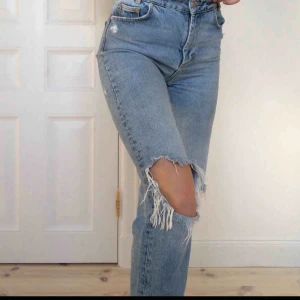  - Supersnygga jeans från zara! Storlek 36. Nästintill oanvända. Buda gärna 