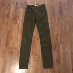  - Mörkgröna byxor i mjukt jeansmaterial. Supersköna i vardagen. Säljer dem på grund av att storleken inte passar längre.  Använda endast ett fåtal gånger. Byxorna är i normalt begagnat skick.