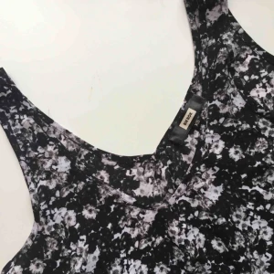  - Snygg blus från bikbok, fint skick! Passar XS-M🤗