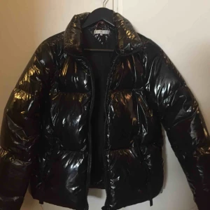  - Rätt ny Tommy Hilfiger jacka, säljer pga in need of stålar. Möts i stockholm eller hämtas i sundbyberg, stockholm.