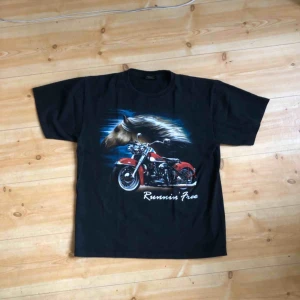  - Samma tryck på fram och baksida. Kan hämtas i Uppsala eller skickas mot fraktkostnad 