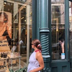  - Super fin blus med cool detalj vid halsen🌸🌼