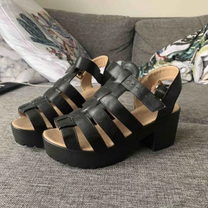  - Sandaller från Bohoo, jättesköna att gå i.  Storlek 39