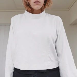  - Underbar oversized halvpolo sweatshirt från Weekday. Är såå fin men har tyvärr inte kommit till användning hos mig. Den är helt oanvänd och i perfekt skick. Tror nypriset var 300kr. Köparen står för frakten ⚡