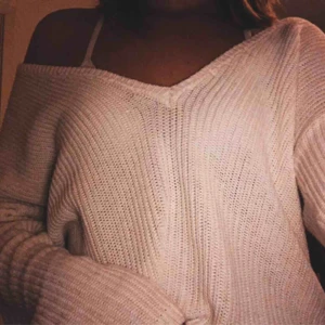  - Fin vit stickad tröja ifrån NA-KD. Köpt här på Plick men passar tyvärr inte så säljer vidare för samma pris. Köpare står för frakt (50kr)😊 Den är i S men skulle säga att den är M. 