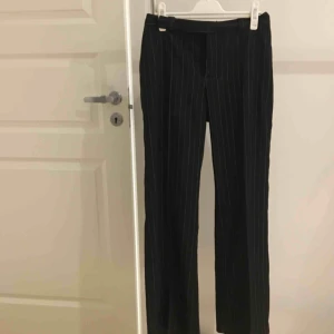  - skisnygga kostymbyxor som är jätteförsmå för mig! förmodligen storlek 36/38