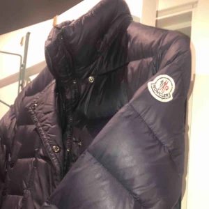  - Mörkblå dunjacka från Moncler i storlek XS.