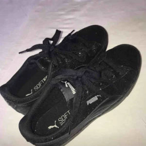  - Ett par splitternya skor från PUMA, aldrig använda. Jätteskön sula då den är lite mjuk. Kan frakta mot 59kr eller mötas upp i Falun.💖💖💖