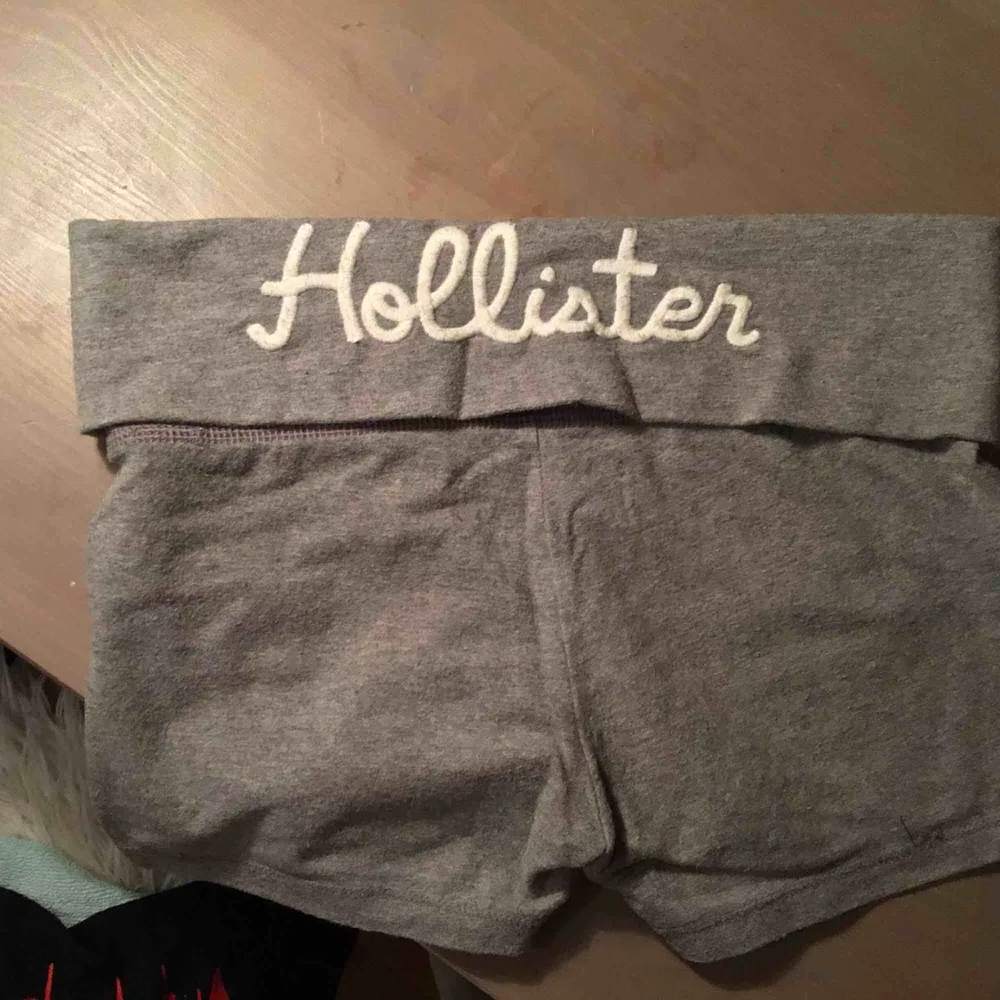 Hollister-shorts gråa. Shorts.