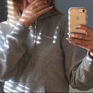  - Snygg hoodie från Nike 😍 lappen är sönder😔 kan mötas upp i Lund annars står köparen för frakten🥰