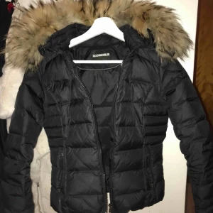  - rock and blue jacka  köpt en holliespäls å satt på finns fakepäls om ni hellre vill ha det