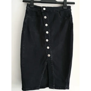  - Väldigt fin jeanskjol från River Island, i strl 34. Bra skick.