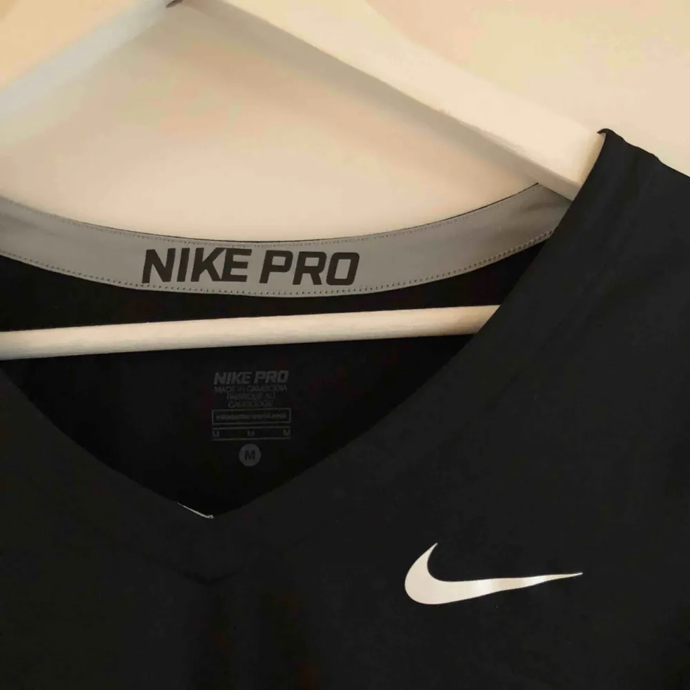 Träningströja från Nike PRO. Är i nyskick, V-ringad, långärmad, skönt material/textil som leder bort svett!  Ink frakt!. T-shirts.