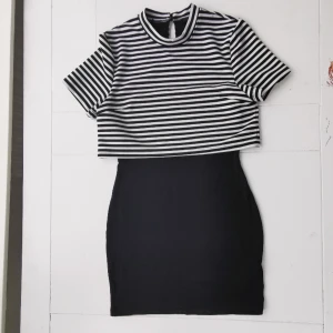  - Jättefin klänning med hög krage från Forever 21. Ser ut att vara två delad men sitter ihop. Kjol delen är stretching och toppen mer strukturerad. Knäpps i nacken. Använd nån enstaka gång, är i perfekt skick! Köparen står för frakten 🌠  