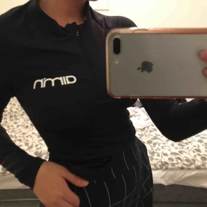  - Jätteskön träningströja ifrån Aimn, säljer då jag inte använder den. Har använt en gång, frakt 30kr står köparen för😊 precis som ny, nypris på Aimns hemsida 499kr 😊