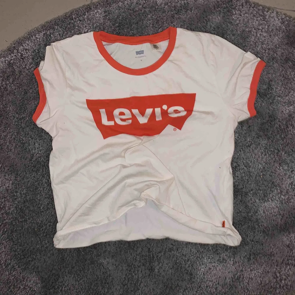 (Bild 1 är lånad) säljer denna Levi’s T-shirt. Min är inte avklippt som på bild 1. Använd 2 gånger. Frakt tillkommer!. T-shirts.