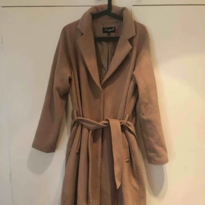  - Hej! Jag säljer min mjuka ullkappa ifrån Lindex då den inte kommer till användning hos mig, förhoppningsvis gör den det hos någon annan! Den är vadlång och i mjuk ullkvalité. Om man är mindre än en M är den helt perfekt för en oversized look. Nypris 1190