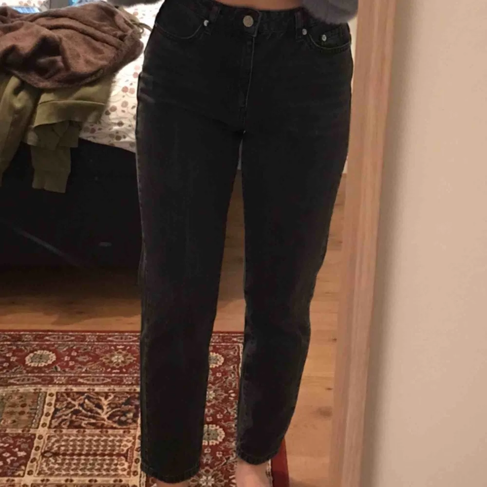 Svarta jeans från Gina tricot, köpta för ca 2 år sen men fortfarande i bra skick☺️ Jeansen har raka ben med ”mom” modell. . Jeans & Byxor.