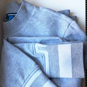  - Bomullströja i mjukt och bylsigt material från J.Lindeberg. Snygg active wear i en större modell. Knappt använd.