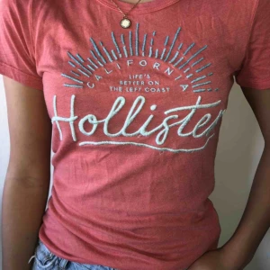  - Fin men välanvänd Hollister t-shirt i bra skick med text och detaljer över brösten. Köparen står för frakt.