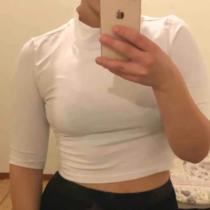  - Vit croppad polotröja från Weekday i strl S! Slutar strax ovanför naveln på mig som är 163cm. Använd någon enstaka gång, hel och ren! Möts upp i Sthlm, annars står köparen för frakten.💛