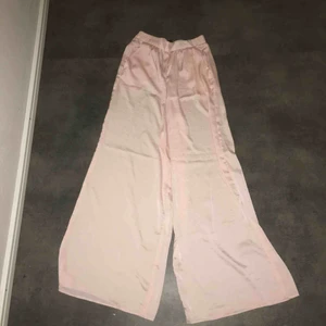  - Fina utsvängda byxor, lite genomskinliga. Köparen står för frakt 