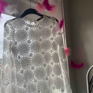 Spetstopp  - 🦋 Topp från BikBok i spets. Storlek S, använd ett fåtal gånger. Köparen står för frakt! 🦋