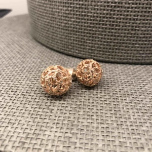  - Superfina örhängen som är köpta på glitter. Har endast använt dem en gång. Köparen står för frakten. 