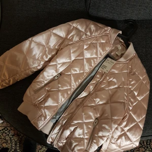  - Helt ny jacka från hm. Lapp kvar nypris 449 Passar även 36