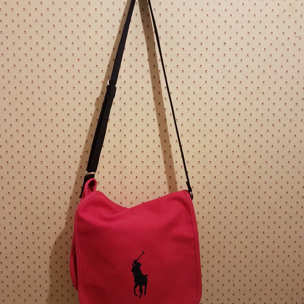 32 cm x 30 cm Handväska .En stor och en liten ficka inuti .Mycket fin. Rosa färg.. Övrigt.