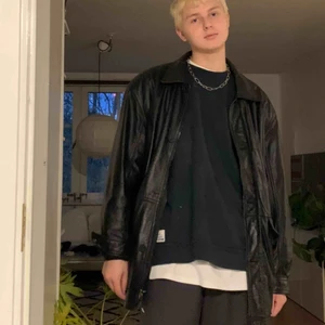  - Ett jättesnygg skinnjacka som jag tyvärr inte använt så mycket därför säljer jag den. Det är en herr jacka men jag skulle säga att den är unisex:) Det finns ett nhl märke på ena fickan. frakten står du för själv :) eller om du kan mötas upp i Stockholm 