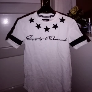  - Cool  T-shirt från supply & demand!  Storlek xxs men det är herrmodell, passar mig som är 160 och brukar ha S💁‍♀️ Inga skavanker:) nypris 250  frakt tillkommer, eller möts upp i Umeå! 